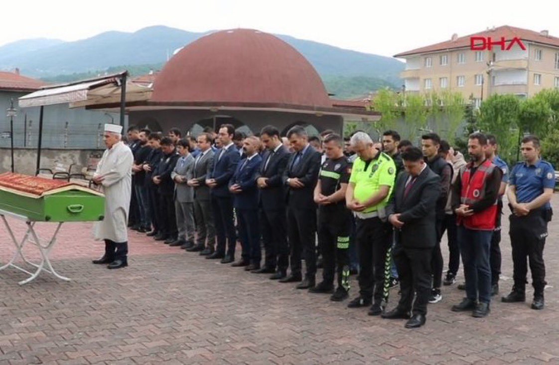 İNSANLIĞIN İFLAS ETTİĞİ, SÖZÜN BİTTİĞİ, KELİMELERİN KİFAYETSİZ KALDIĞI YER;😭😭😭

Zonguldak’ta cinsel istismar sonucu hayatını kaybeden Nisanur Ö. isimli bebeğin cenazesine ailesinden veya akrabalarından kimse katılmadı. 

Bebeğin cenazesine Çaycuma Kaymakamı Mehmet Göze, İlçe