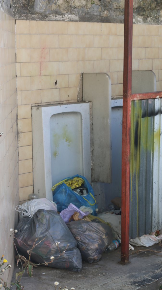 asmm_psoe's tweet photo. El muro que separa la Plaza de la Madera del aparcamiento ubicado en el colegio de La Salle de Turón se ha convertido en un vertedero de basura.

Proponemos derribarlo para comunicar mejor las viviendas con el aparcamiento y así evitar la acumulación de basura.

#VotaRaúlMoro ❤️ https://t.co/4b3IPDev0D