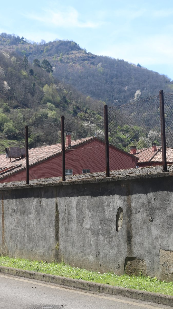 asmm_psoe's tweet photo. El muro que separa la Plaza de la Madera del aparcamiento ubicado en el colegio de La Salle de Turón se ha convertido en un vertedero de basura.

Proponemos derribarlo para comunicar mejor las viviendas con el aparcamiento y así evitar la acumulación de basura.

#VotaRaúlMoro ❤️ https://t.co/4b3IPDev0D