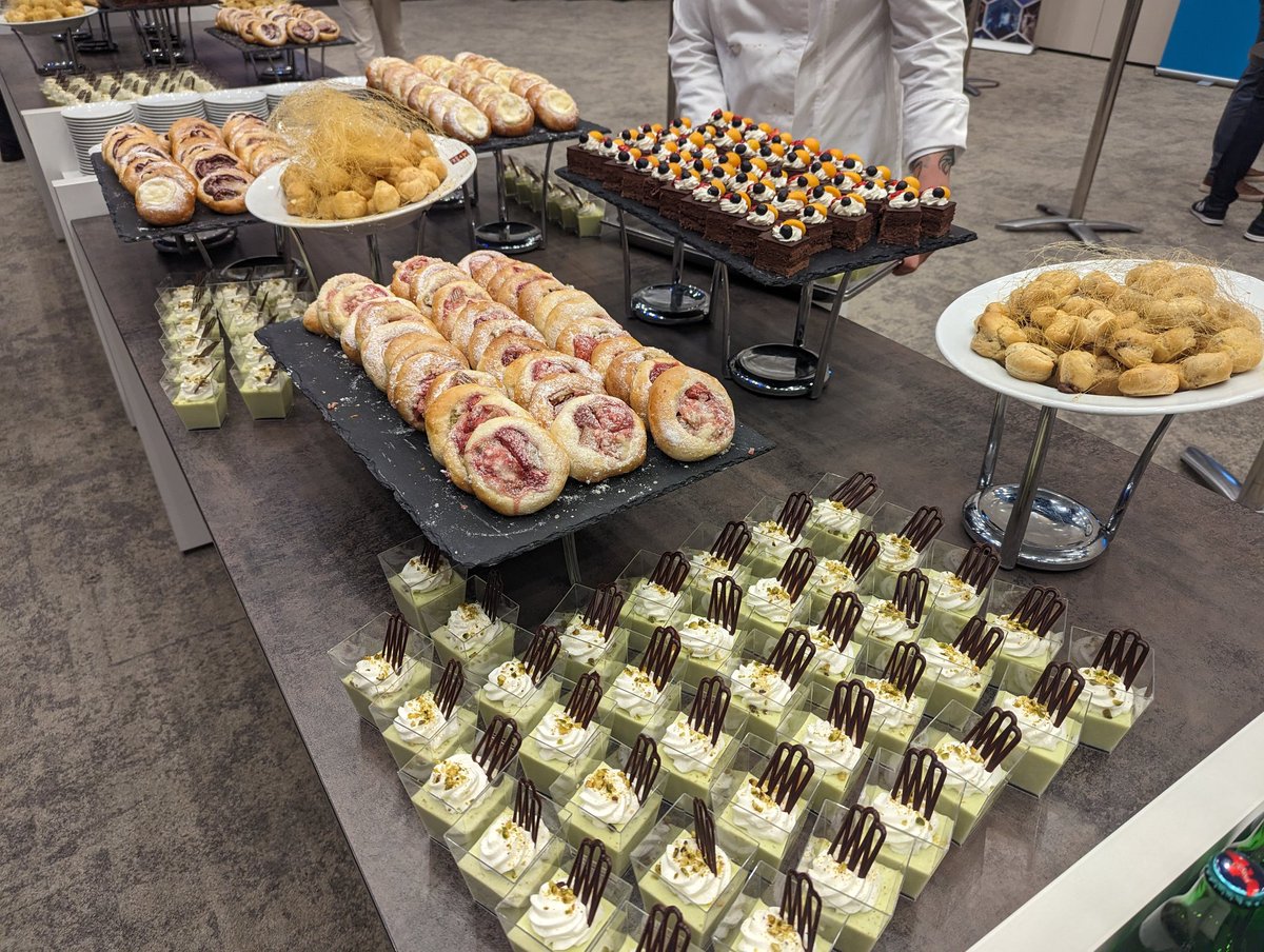 DevOpsDaysPrg's tweet image. #DevOpsDaysPrague lunch break is getting ready with some delicious sweets 👌🧁