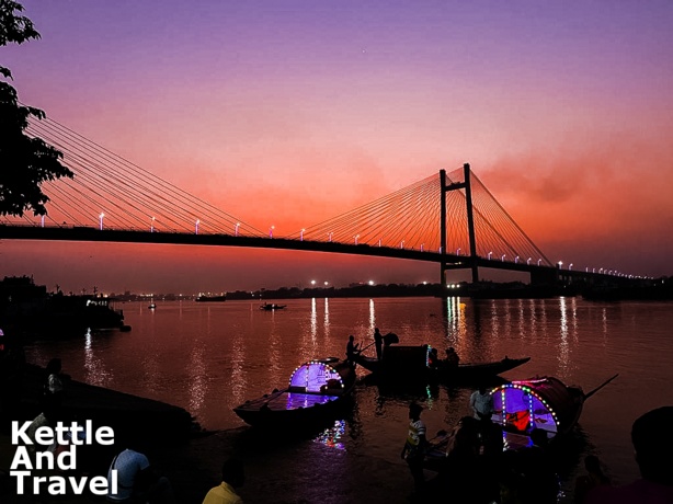 KettleAndTravel's tweet photo. @wandersmiles @obligatraveler @intheolivegrov1 @jollyhobos @UnCruise @tailsandstays @cruiselifestyl @TravelAtWill @EatSleepCruise @inspired2cruise @sisbehaving @cruisemummyblog @Dawnistraveling @PokyLilWanderer @XeniaKaepernick @RoarLoudTravel @sl2016_sl @DoroLef @TravelLatte @Adventuringgal @suziday123 #Top4Boats from four regions of #IncredibleIndia for #Top4Theme
1. #Srinagar , #Kashmir (North)
2. #Kolkata, #WestBengal (East)
3. #Udaipur, #Rajasthan (West)
4. #Alleppy, #Kerala (South) https://t.co/QCVxZkomNG