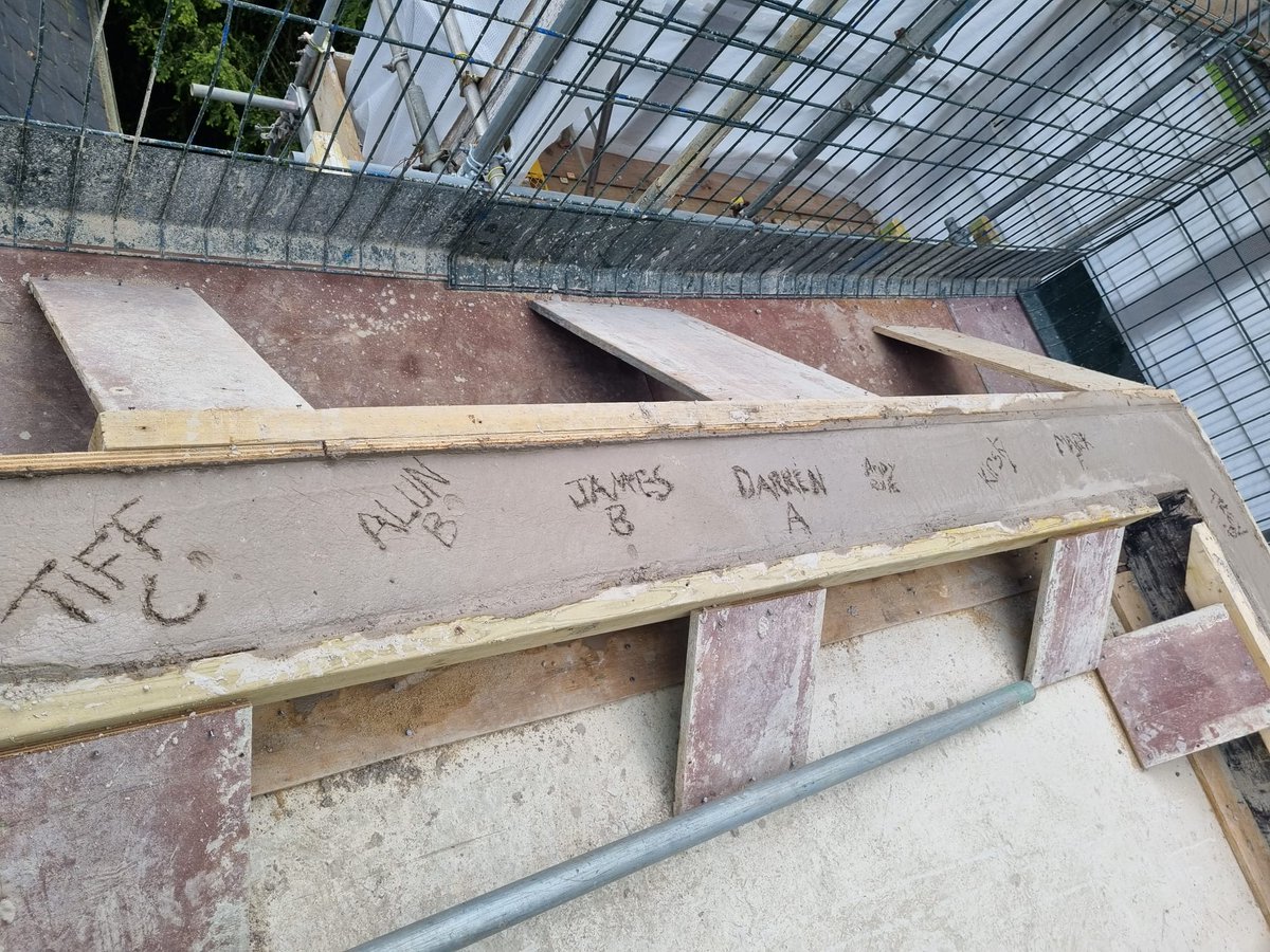 Last Thursday we celebrated the topping-out ceremony for our project at Corpus Christi College. The team marked the occasion by etching their names into the concrete roof parapet upstand & cutting a cake! Well done to everyone involved in reaching this fantastic milestone! 🎉