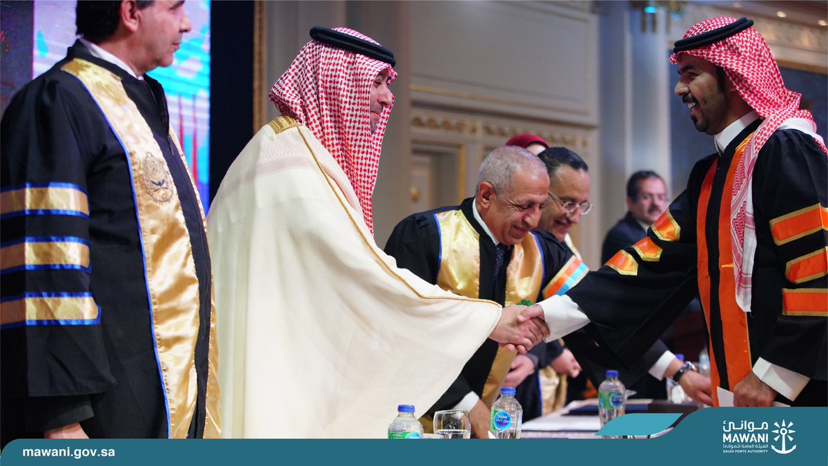 MawaniKSA's tweet photo. حضر سعادة رئيس #موانئ أ. عمر بن طلال حريري @ojhariri حفل طلاب معهد النقل الدولي واللوجستيات في الأكاديمية العربية للعلوم والتكنولوجيا والنقل البحري @AASTMTeg لدعم الخريجين من ضمنهم السعوديين ومنسوبي موانئ من حملة الماجستير والدكتوراه؛ كونهم قادة مستقبل قطاع النقل البحري بالمنطقة. https://t.co/kuHEEVQ54R