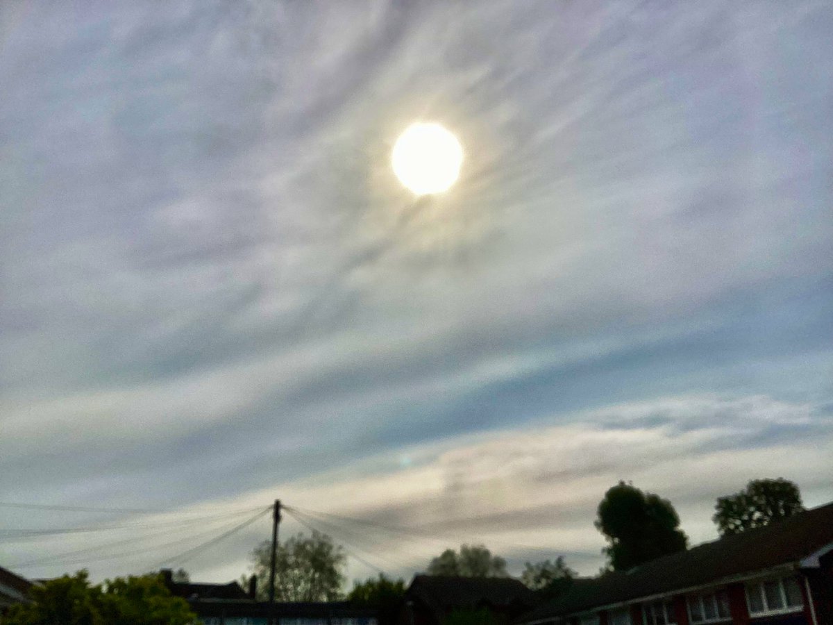 skylark22BHC1's tweet image. A hazy sun here this morning.  I think this is altostratus...🤔🌥️ Belated morning all! #bromley #myview #altostratus #loveukweather @metoffice @CloudAppSoc @bbcweather @SallyWeather @ChrisPage90