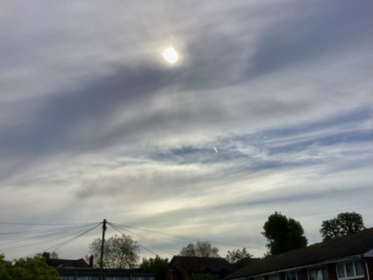 skylark22BHC1's tweet image. A hazy sun here this morning.  I think this is altostratus...🤔🌥️ Belated morning all! #bromley #myview #altostratus #loveukweather @metoffice @CloudAppSoc @bbcweather @SallyWeather @ChrisPage90