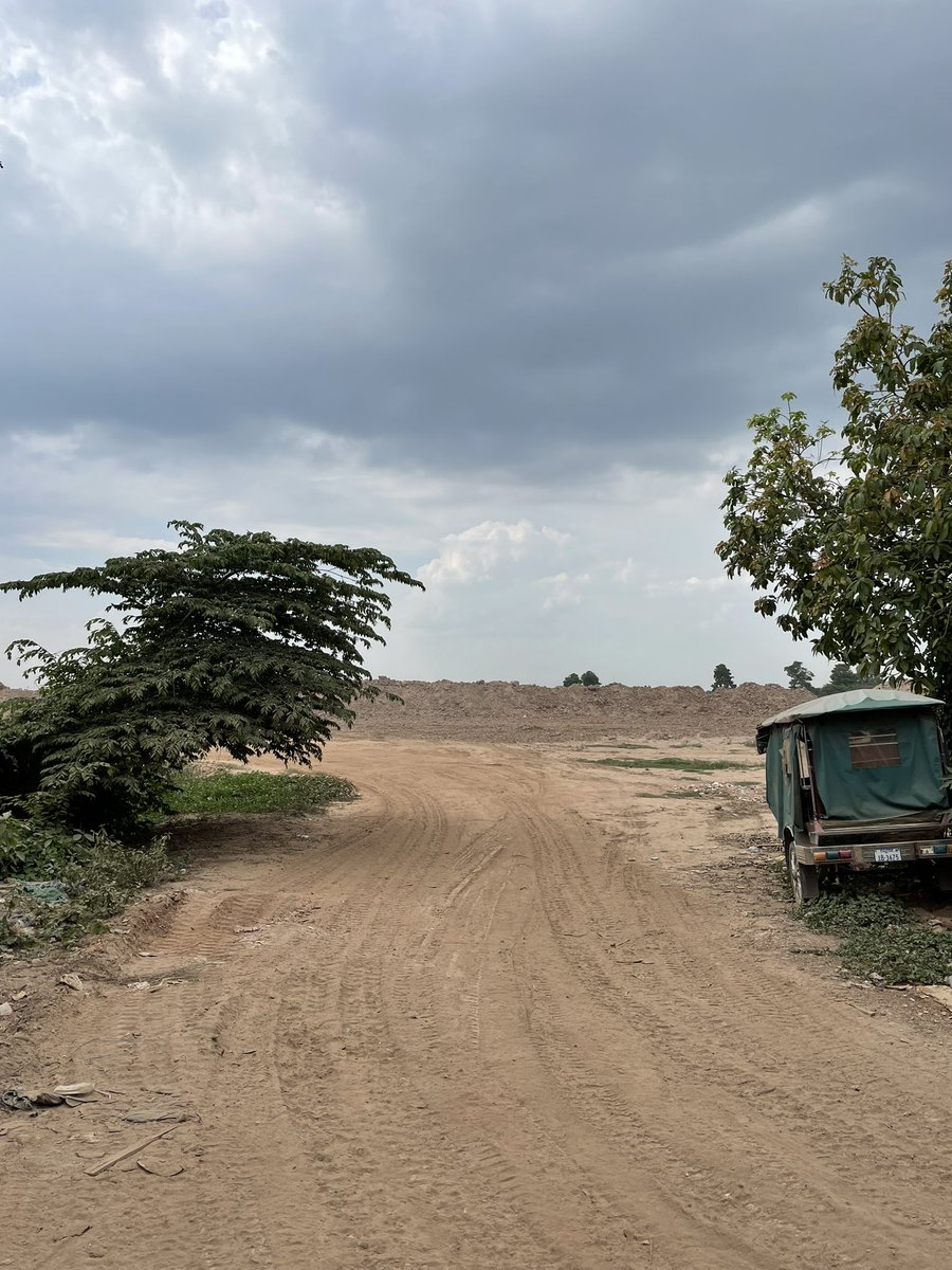 Visite de terrain sur le Mékong cambodgien où, pour créer de la spéculation foncière, on remblaie le fleuve dont le niveau est au plus bas depuis des années, et qui peine à fournir en eau une des régions les plus densément peuplées de la planète #fluvialités #mekong #phompenh