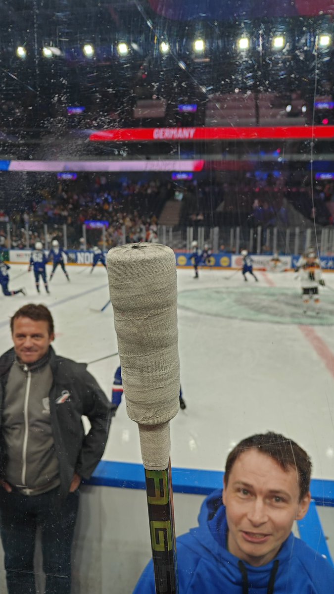MM-kisojen oudoin yksittäinen varustedetalji:

Ranskalaispakki Florian Chakiachvilin mailan tuppi. Kunnon pamppu.

@FloChak @Hockey_FRA #mmkisat #Leijonat #IIHFWorlds