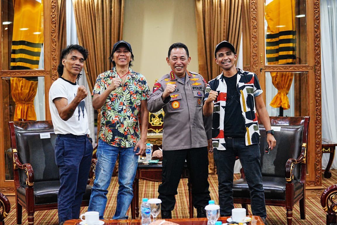 ListyoSigitP's tweet photo. Saya ucapkan terima kasih kepada Slank yang telah menyempatkan bersilaturahmi ke Mabes Polri, kesempatan kali ini kami berdiskusi tentang pengembangan dunia musik Indonesia dan merencanakan kolaborasi untuk menyuarakan pesan-pesan persatuan dan kesatuan. https://t.co/PYrlmLYCRP