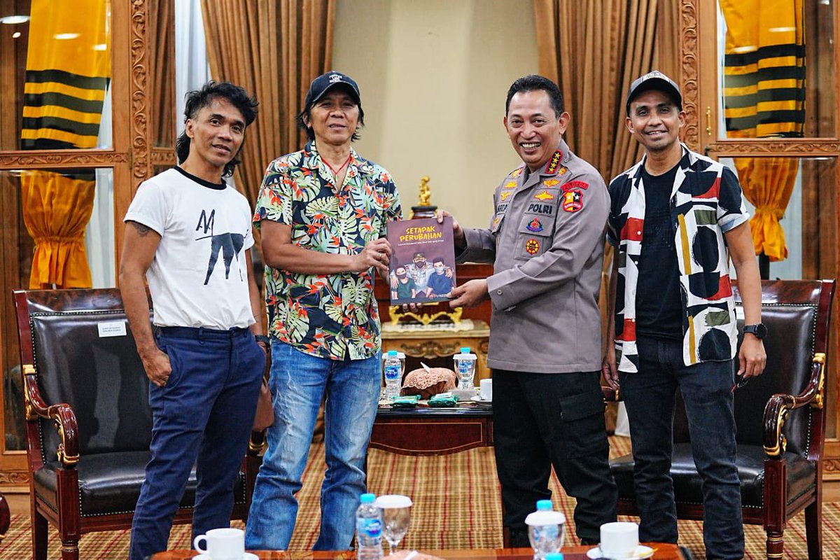 ListyoSigitP's tweet photo. Saya ucapkan terima kasih kepada Slank yang telah menyempatkan bersilaturahmi ke Mabes Polri, kesempatan kali ini kami berdiskusi tentang pengembangan dunia musik Indonesia dan merencanakan kolaborasi untuk menyuarakan pesan-pesan persatuan dan kesatuan. https://t.co/PYrlmLYCRP