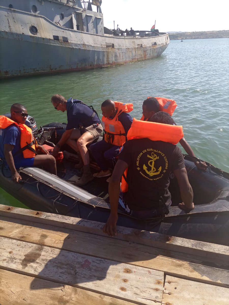 #HappeningNow!  @UNODC_MCP organise une formation de qualification de barreur à #DiegoSuarez, Madagascar 🇲🇬dans le cadre du programme de mentorat intégré, en collaboration avec la #MarineNationale et #Gendarmerie & financé par @StateINL. #BorderManagement