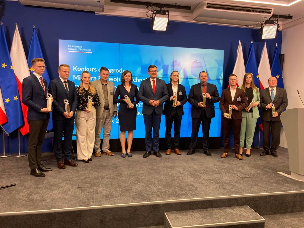 Janusz Walo (@januszwalo) on Twitter photo Nasza Pani Adiunkt #MagdaPilarska z nagrodą Ministra Rozwoju i Technologii <a href="/MRiTGOVPL/">Ministerstwo Rozwoju i Technologii</a> <a href="/PiotrUscinski/">Piotr Uściński 🇵🇱</a> tiny.pl/chl7t Brawo 👋 Nasza Pani Adiunkt #MagdaPilarska z nagrodą Ministra Rozwoju i Technologii <a href="/MRiTGOVPL/">Ministerstwo Rozwoju i Technologii</a> <a href="/PiotrUscinski/">Piotr Uściński 🇵🇱</a> tiny.pl/chl7t Brawo 👋
