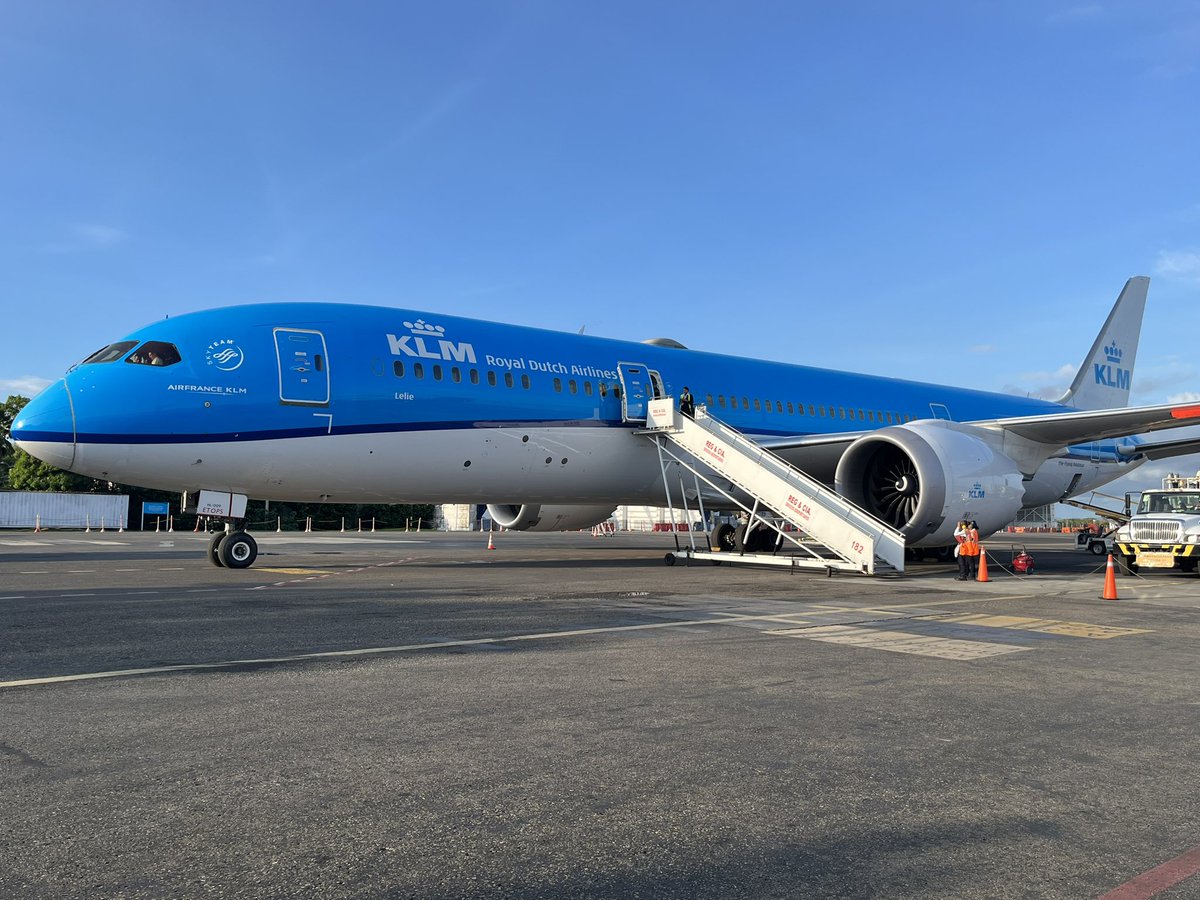Exceeding customer expectations! Net geland met vlucht #KLM0745 vanuit Cartagena, genoten van uitmuntende service aan boord! Dank @Jordisoeters en de rest van de crew voor de meer dan aangename vlucht!@KLM tot snel!
