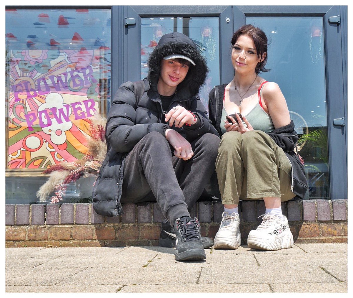 rekoobb's tweet image. Flower Power. A brief but lovely conversation with this handsome couple @EnterpriseEbo #Eastbourne Check out those great 1960’s eyelashes #flowerpower #Futureintheirhands #photography