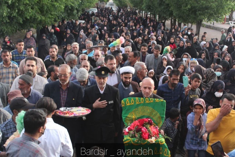 khosravi_03's tweet photo. استقبال مردم گلزار، نگار و بردسیر از کاروان زیر سایه خورشید
#پرچم_متبرک_رضوی
#خدام_رضوی
#بردسیر https://t.co/3SK2OKptaq