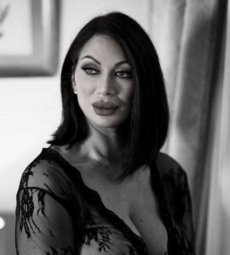 Jeanine Nerissa Sothcott embodies old Hollywood glamour in a publicity still from NEMESIS in which she plays tough gangster’s moll Sadie - a bold, Guardian-baiting performance in what Attitude magazine called a “gripping gangster thriller” - available now 🇬🇧🇺🇸
