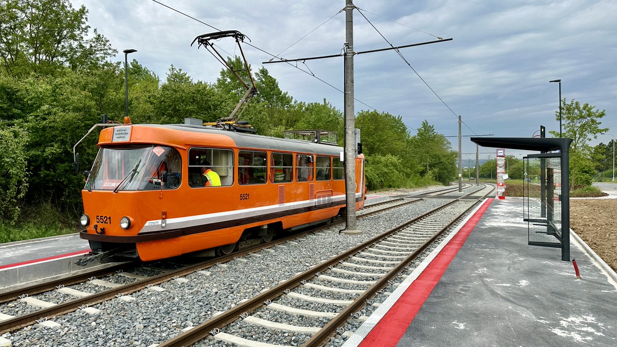 DPPOficialni's tweet photo. 🚋PRVNÍ TRAMVAJ PROJELA TRATÍ Z MODŘAN DO LIBUŠE | Sice jen zkušební, tzv. pomeranč, nicméně v sobotu 27. května se po trati projedou už i cestující.

Aktuální FOTO: DPP Dan Šabík https://t.co/J24egEsKmY