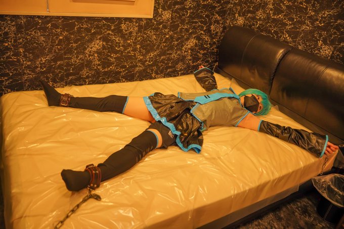 初音ミクの拘束  Photo: @hidagyu_echichi https://t.co/efMT1GWPEp<a class="tags" target="_blank" title="On Twitter" href="/?out=eyJ0eXAiOiJKV1QiLCJhbGciOiJIUzUxMiJ9.eyJpYXQiOjE3MjY5NDA5MTksImlzcyI6InR3cG9ybnN0YXJzLmNvbSIsIm5iZiI6MTcyNjk0MDkxOSwiZXhwIjoxNzU4NDc2OTE5LCJyZWRpcmVjdF91cmwiOiJodHRwczovL3R3aXR0ZXIuY29tL2hpZGFneXVfZWNoaWNoaSJ9.JZ34n3qkMhVpoacktlSSIsqczWQCGWisaBFEkQsTiSrAyj2BYKL5z5k2Rf9RR2eCtBtouoyvy_8vLm1G-9h39A">@hidagyu_echichi</a>