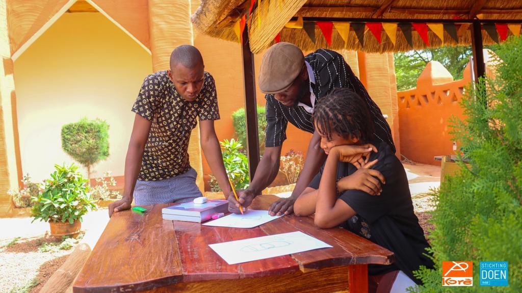 CCK || Programme Maaya et Citoyenneté - Démarrage de l’atelier d’initiation au Bogolan et en peinture avec les jeunes, ce lundi 22 mai 2023 à la Médiathèque Kôrè Cheikh Anta DIOP.

#CentreCulturelKôrè
#Fondation_Doen
#Maaya_Culture