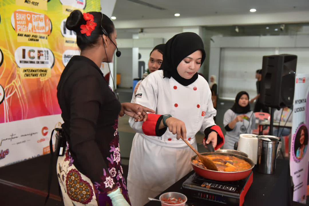 MSUmalaysia's tweet photo. Chef Wenila demonstrates the ethnicity of Chetty Melaka by preparing the original Chetty Melaka cuisine. #MSUmalaysia #msuimacc2023 https://t.co/Rxi47Z64oX