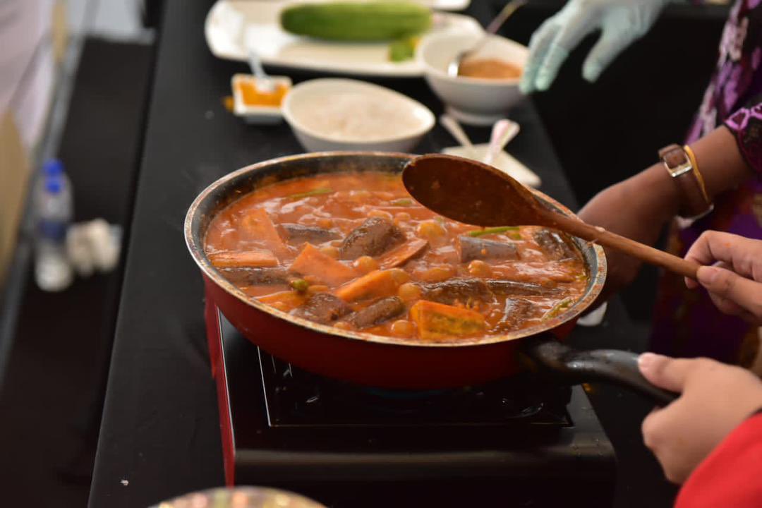 MSUmalaysia's tweet photo. Chef Wenila demonstrates the ethnicity of Chetty Melaka by preparing the original Chetty Melaka cuisine. #MSUmalaysia #msuimacc2023 https://t.co/Rxi47Z64oX