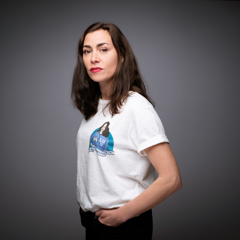 Voici le premier portrait que j'ai réalisé pour la campagne #mendorspas . Je n'avais jamais eu l'occasion de rencontrer @Oliviaruiz et elle nous a reçu chez elle, à la cool. J'étais avec @VanessaLipszyc qui a créé ce tee-shirt au profit de @lamaisondesfemmes93.