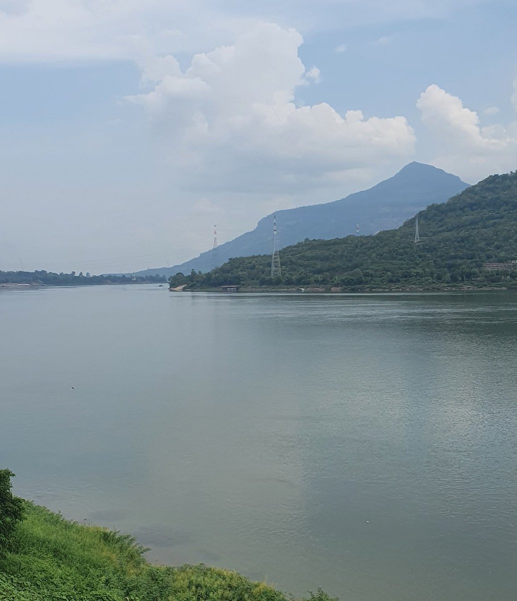 The Mekong in Pakse Laos - stunning. Crossed from Ubon at Vang Tao with Lao, Thai, Cambodian, Vietnamese officials going overland to Phnom Penh. @UNODC_SEAP looking at the Sithandon SEZ, doing an organized crime and trafficking assessment. A part of the region that needs focus