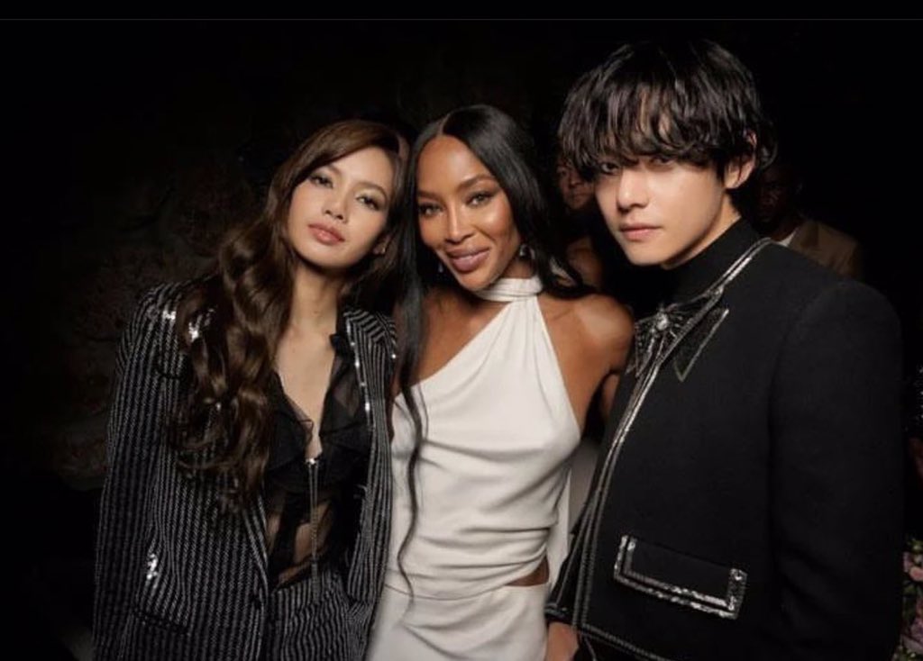 vousjay's tweet photo. อมกกก ลิซ่าที่งานวันเกิดนาโอมิ😍 https://t.co/kbrOQNtcwH