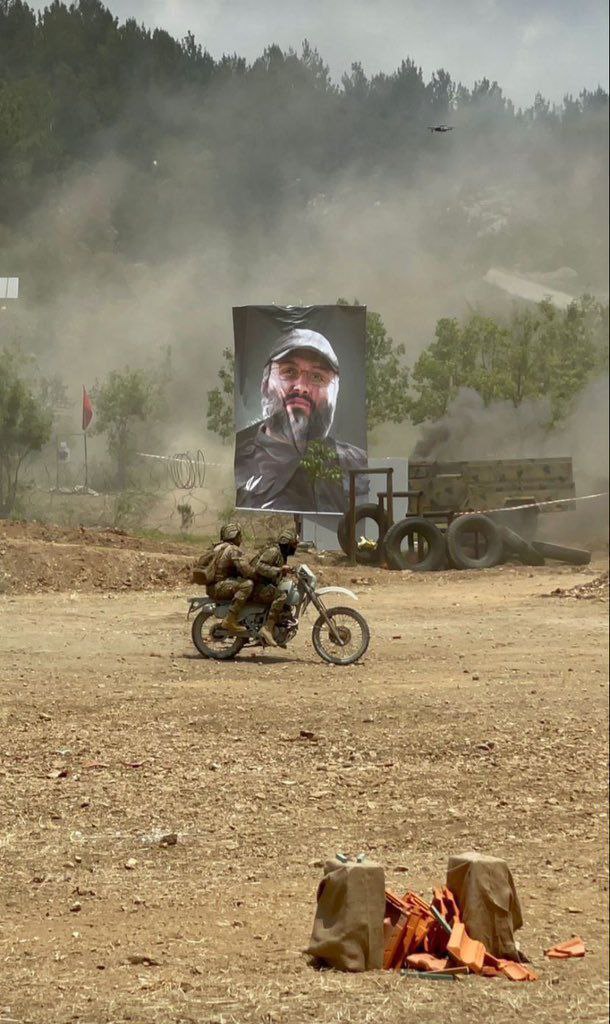 Şehit İmad Muğniye:
“Tıpkı İmam Hüseyin (a.s) ve Yezid’in şartlarının yaşandığı bu günlerde, bizim vazifemiz de zamanımızın Hüseynisi olan Seyyidimiz Ayetullah Hamene’iyi savunmaktır, kanımız pahasına da olsa.”