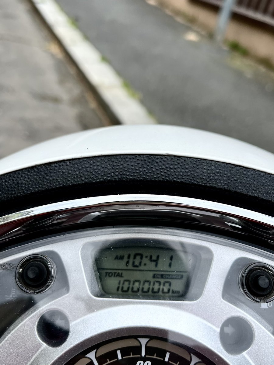 catsitterka's tweet photo. A co myslíte? Měl ho tam. 
Ale nechcete ho V Holešovičkách ani na Argentině, radši ve slepý uličce:)
#scooterlife #hondashmode #catsitterlife #8let #100000km https://t.co/WUOLzUoHqy