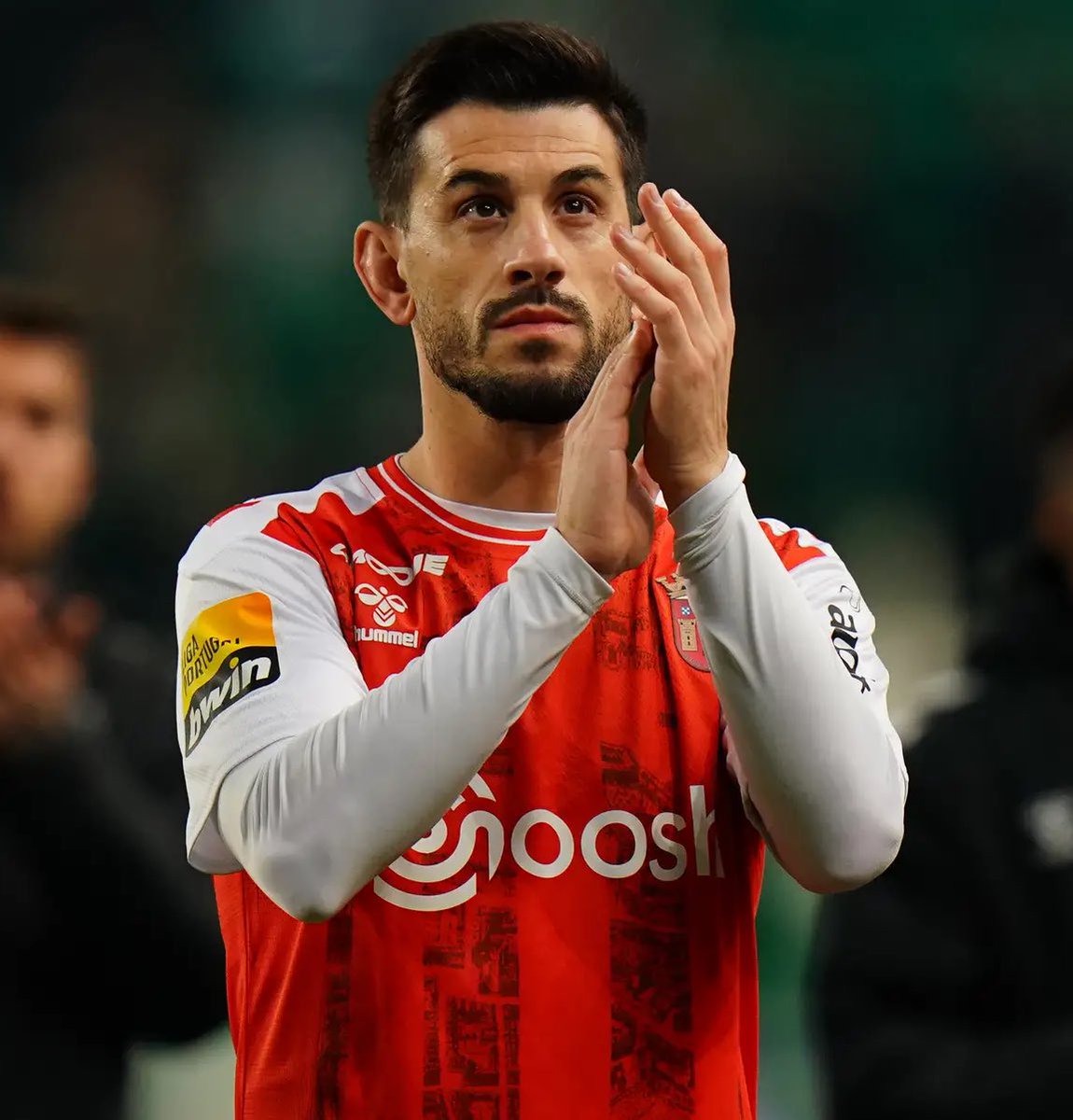 um joga na Premier League, outro joga no Benfica B