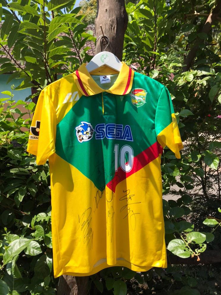 Competition 🎉 We've teamed up with <a href="/onsidekits/">ONSIDEKITS</a> to give away this stunning Jef United '94 shirt in size large 😍

To enter: 
➡️ Retweet this tweet
➡️ Follow <a href="/onsidekits/">ONSIDEKITS</a>
➡️ Follow on Instagram instagram.com/onside_kits/

Good luck!