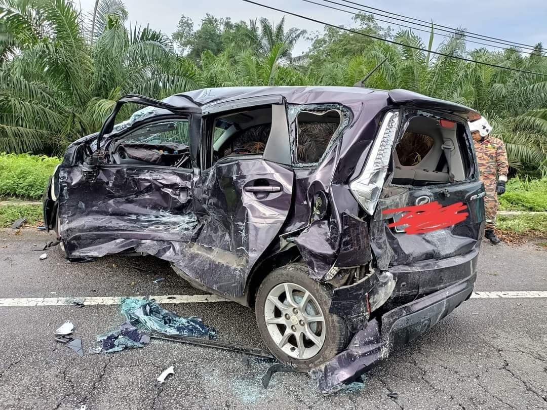 mynewshub's tweet photo. Contoh driver yang tak pandang depan masa memandu......harap pihak berkuasa caj maksimum driver camni https://t.co/HC6srnXJ4P