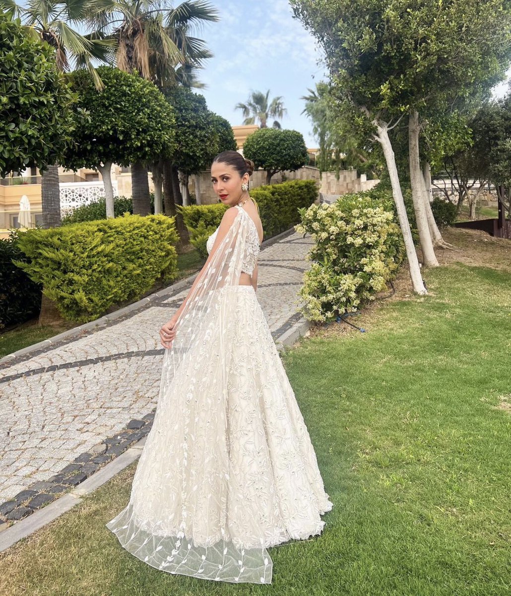 🕊️ #indianwedding #indiancouture #ivorylehenga #sisterofthegroom #ladkewalle #malvikaraaj #destinationwedding #turkey #bodrum #pawanandpranav Outfit : #pawanandpranav Jewls : #purabpaschim