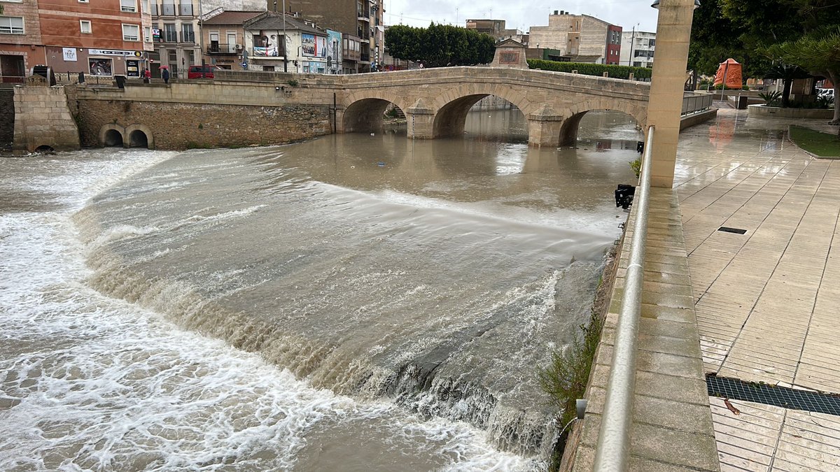 💧 El #RíoSegura a su paso por #Rojales hoy a las 11:00 h con un caudal ordinario. Podría aumentar ligeramente en las próximas horas y días debido a los aportes procedentes de la Región de #Murcia, pero sin generar incidencias.
