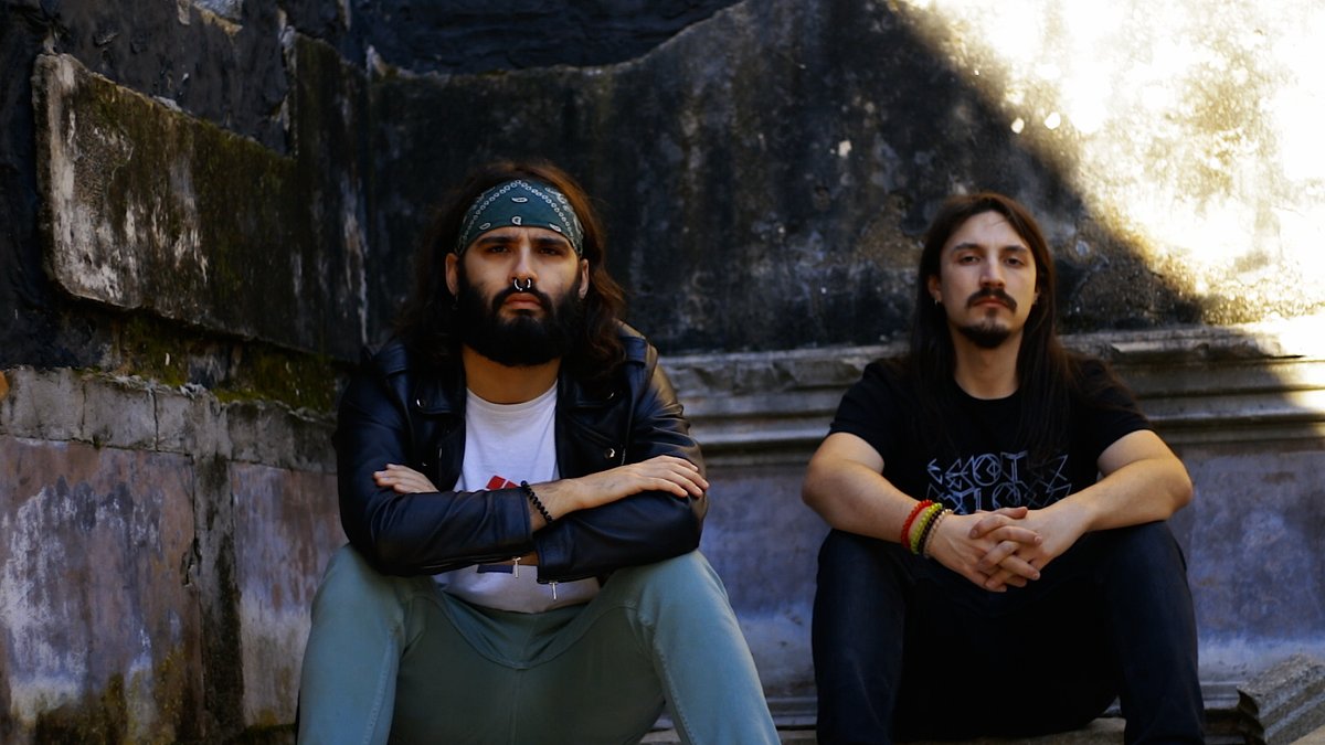 Aquí vai a sorpresa: nunha semana sacamos novo videoclip!! Fixémolo, como non, co noso querido <a href="/BraisGS/">Brais Gómez Salvador</a>, que colabora a cotío connosco. Será o derradeiro adianto antes da saída do álbum con Sleaszy Rider Records, e temos moitísimas ganas de ensinárvolo!! Adiviñades onde é?