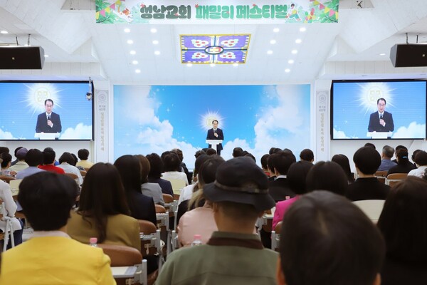 “After studying Biblical theology for 13 years, I met the Word from Shincheonji, which testifies from Genesis to Revelation, and came to understand God’s will and heaven”

Shincheonji Seongnam Church holds 'Family Invitational Festival'
https://t.co/Z2y2bIOeGr

#ShincheonjiChurch https://t.co/InVeCjADoG