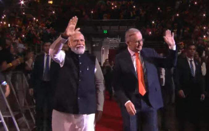 Anu_jhaa's tweet image. Guy&apos;s u know
It&apos;s really proud moment and historical moment Event begins with singing of the Australian National Anthem and the 🇮🇳*Indian National Anthem* 🧡🧡
#PMModiInAustralia
#Australia #ModiInSydney #ModiHaiToMumkinHai
