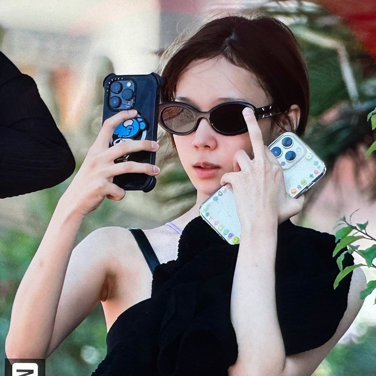 하늘 on Twitter "THE MIDDLE FINGER IM CRYINGGGGGG"