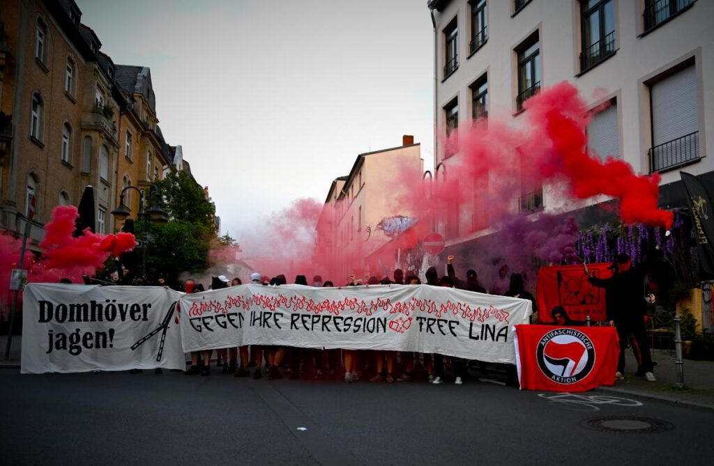 Von Frankfurt bis nach Leipzig – alle zur Tag X Demo! Das Antifa-Ost-Verfahren steht kurz vor seinem Ende, das Urteil steht bald bevor. Bleibt auf dem Laufenden und fahrt nach Leipzig zur @tagxantifaost_2-Demo! Gegen ihre Repression - #FreeLina! antifa-frankfurt.org/2023/05/23/von…