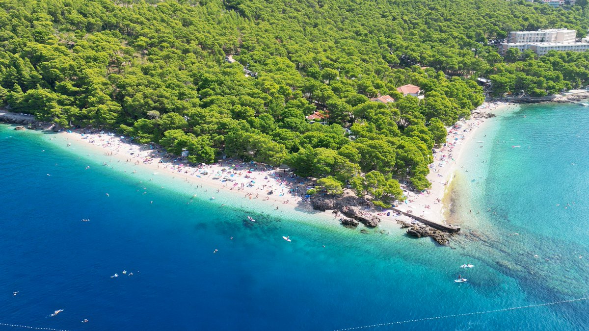 Go_TravelPlanet's tweet photo. One of the most beautiful beaches in the Dalmatian Coast in #Crotia Punta Rata Beach, in the Riviera Makarska #puntarata #travelcroatia #makarskariviera https://t.co/LrcWxBSqYn