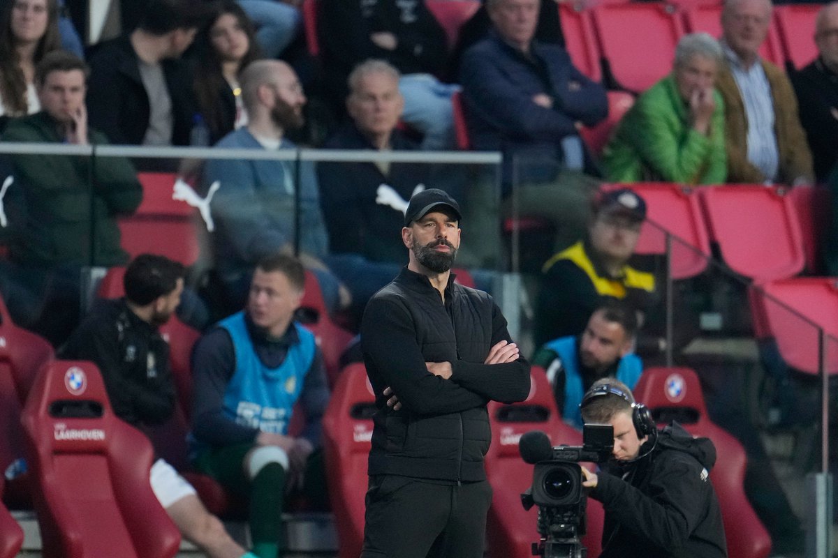 "Ik kan niet voor honderd procent uitsluiten dat PSV volgend seizoen een nieuwe trainer heeft"  

S04E38: Petje op, Ruudje af?  

Spotify: bit.ly/3IBFMc9Apple 
Apple Podcasts: bit.ly/3MSpApw