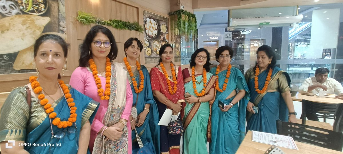 ShaliniParash16's tweet photo. महिला शिक्षक संघ की गौतम बुद्ध नगर इकाई द्वारा प्राधिकार पत्र वितरण समारोह का दिनाँक 23-5-2023 को शानदार आयोजन किया गया। 
 सर्वप्रथम महिला शिक्षक संघ की अध्यक्ष श्रीमती कविता भटनागर द्वारा विशिष्ट अतिथि श्रीमती किरण श्रीवास्तव (आल इंडिया वोमेन्स कॉन्फ्रेंस की ब्रांच प्रेसिडेंट) https://t.co/EDRCsmniiz