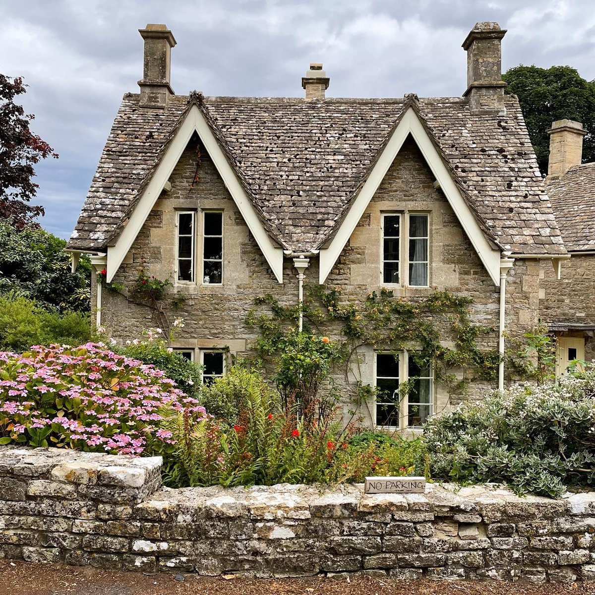 cotswolds_uk's tweet photo. Miserden 🌸

The name Miserden is believed to have originated from the Old English words 'miser' meaning boundary and 'dene' meaning valley.

📸 elaine4bakewell (IG)

https://t.co/3ixGw64YK7

#visitthecotswolds⁣⁣ #miserden #cotswolds #cotswoldslife #gloucestershire https://t.co/LuYEHY0pZb