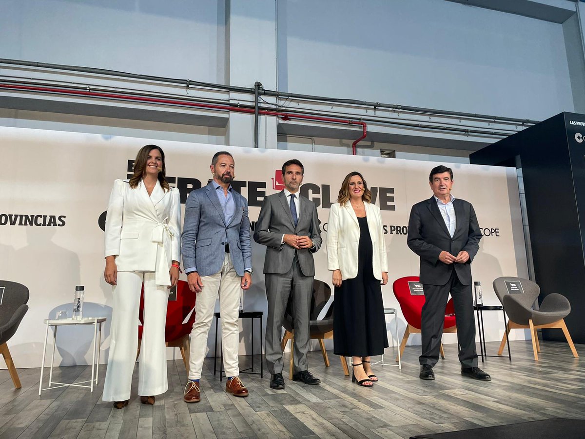 COPEValencia's tweet photo. 📷 VÍDEO | Ya puedes volver a ver el debate de ayer de @COPE con los candidatos a la alcaldía de Valencia y la silla vacía del alcalde Joan Ribó
👉https://t.co/pvo9v7GmKC
#COPE28M
#DebateClave https://t.co/7P6kzAzdLA