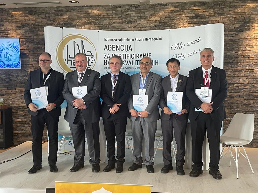 SMIICGS's tweet image. SMIIC Secretary General, H.E. Mr. Ihsan OVUT, delivered the opening speech and made presentation at the International Congress on Halal Quality and attended the 3rd International Halal Industry Fair - Sarajevo Halal Fair (SHF) 2023. #HalalFair2023 #HalalQuality #IndustryEvent