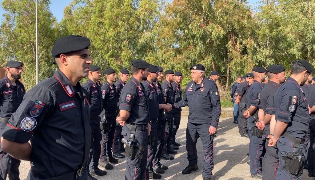 _Carabinieri_'s tweet photo. Decimomannu (CA): il Comandante Generale dell'Arma Teo Luzi incontra i #Carabinieri impegnati in #JointStars, l'esercitazione interforze nazionale e inter-agenzia più importante della #Difesa, pianificata e condotta dal #COVI
#ForzeArmate https://t.co/Y02HvPpUOI