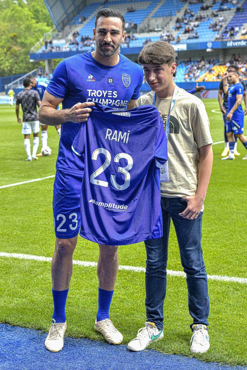 estac_officiel's tweet photo. 📸 Avant #ESTACRCSA, 𝗔𝗱𝗶𝗹 𝗥𝗮𝗺𝗶 a remis son maillot dédicacé à notre adhérent du mois de mai, 𝗕𝗮𝗽𝘁𝗶𝘀𝘁𝗲 ! 🫶 

Soyez le prochain en rejoignant l’aventure 👉 https://t.co/lEPtJ6XjqZ

#TeamESTAC 🔵⚪️ https://t.co/hIgpJ78URd