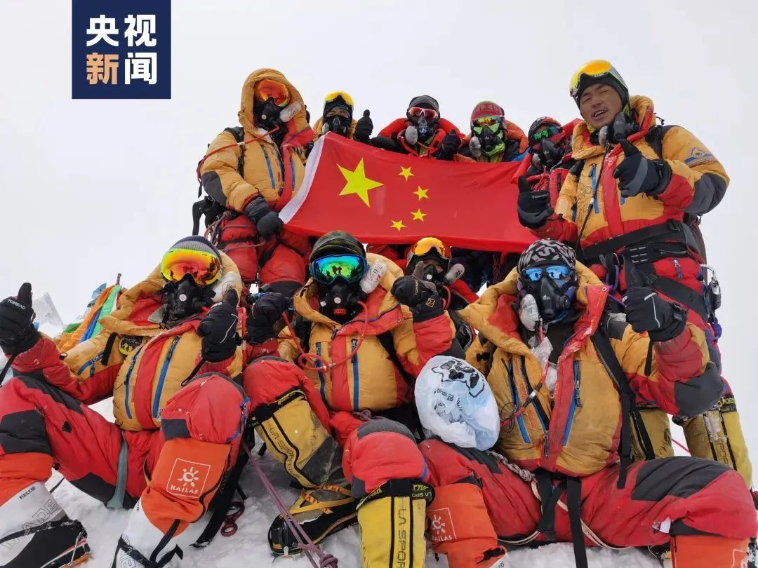 xmenglish's tweet image. A Chinese expedition team reached the summit of Mount #Qomolangma on May 23, as they look to carry out scientific research on the world&apos;s highest peak.
The expeditionists arrived at the 8,830-meter weather station after eight hours of arduous climbing.