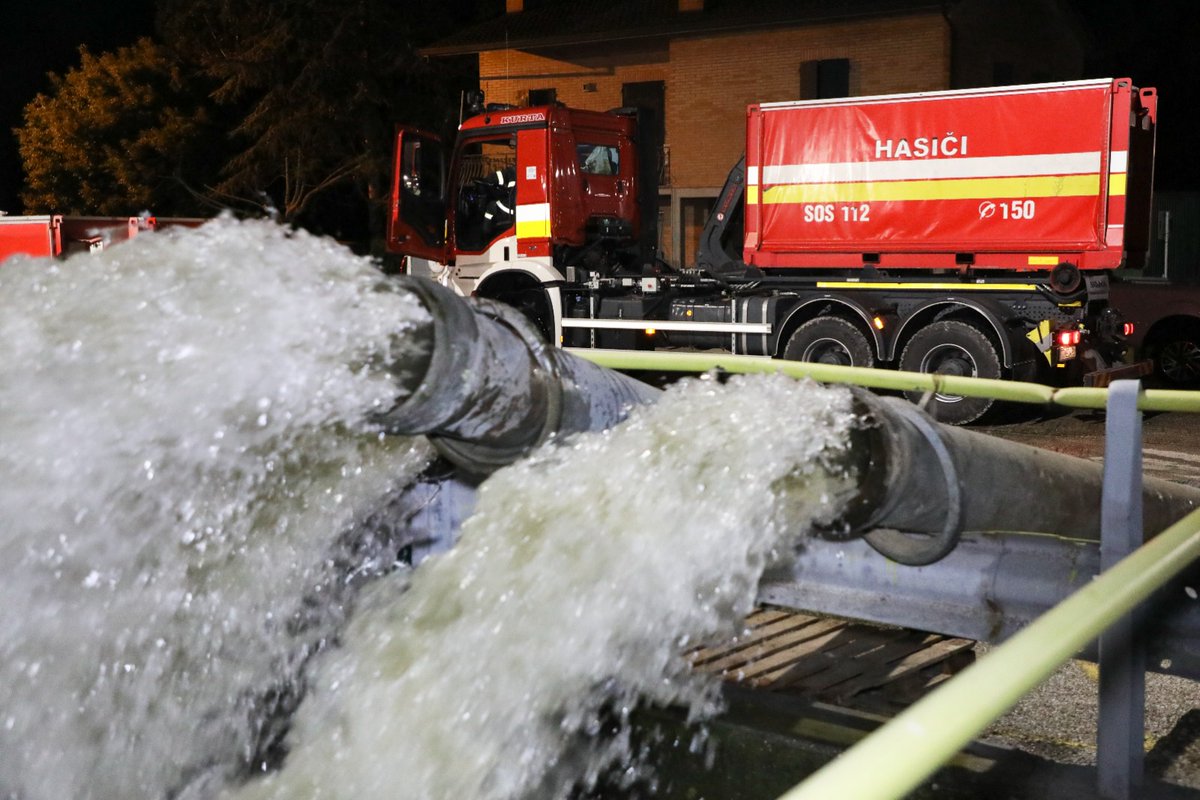 @eu_echo @ItalyinSK @ItalyinSlovenia @MZEZ_RS @URS_ZR The international teams from Slovakia and Slovenia deployed yesterday in Ravenna hit the ground running: pumping activities went on all night.
Grazie!🇮🇹  Ďakujem! 🇸🇰   Hvala vam! 🇸🇮
#EUSolidarity 🇪🇺 #23maggio