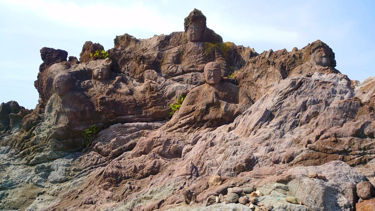 海を背景にした磨崖仏 「十六羅漢岩」山形